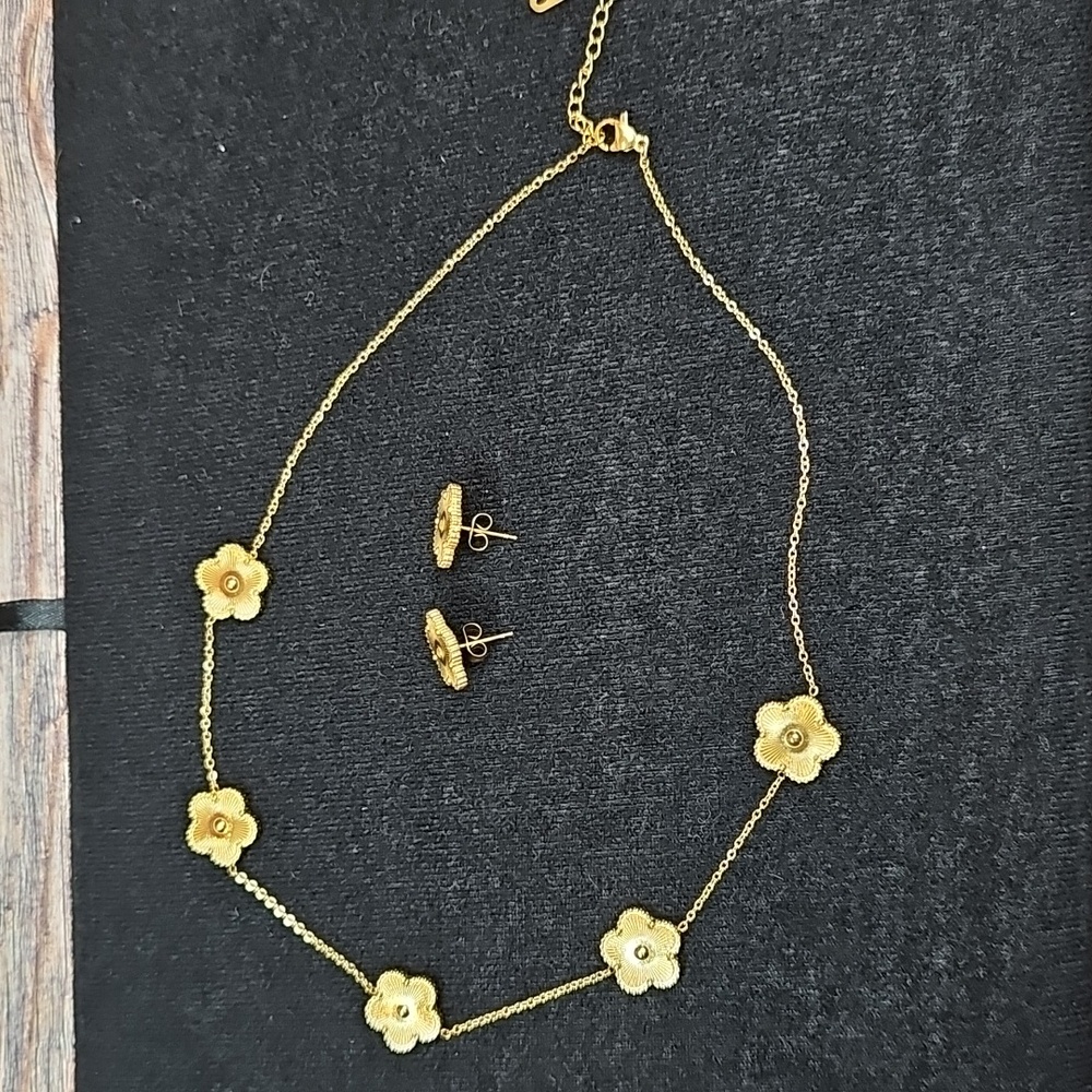NEW 18KGP 16" CLOVER MOTIF NECKLACE WITH MATCHING CLOVER MOTIF STUD EARRINGS - Picture 4 of 12